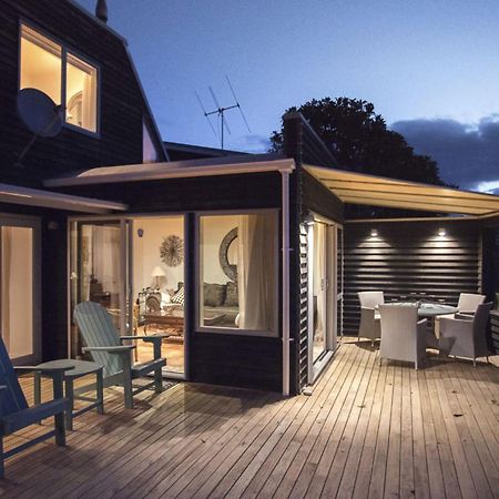 Chester Cottage Beachfront Oakura Bagian luar foto