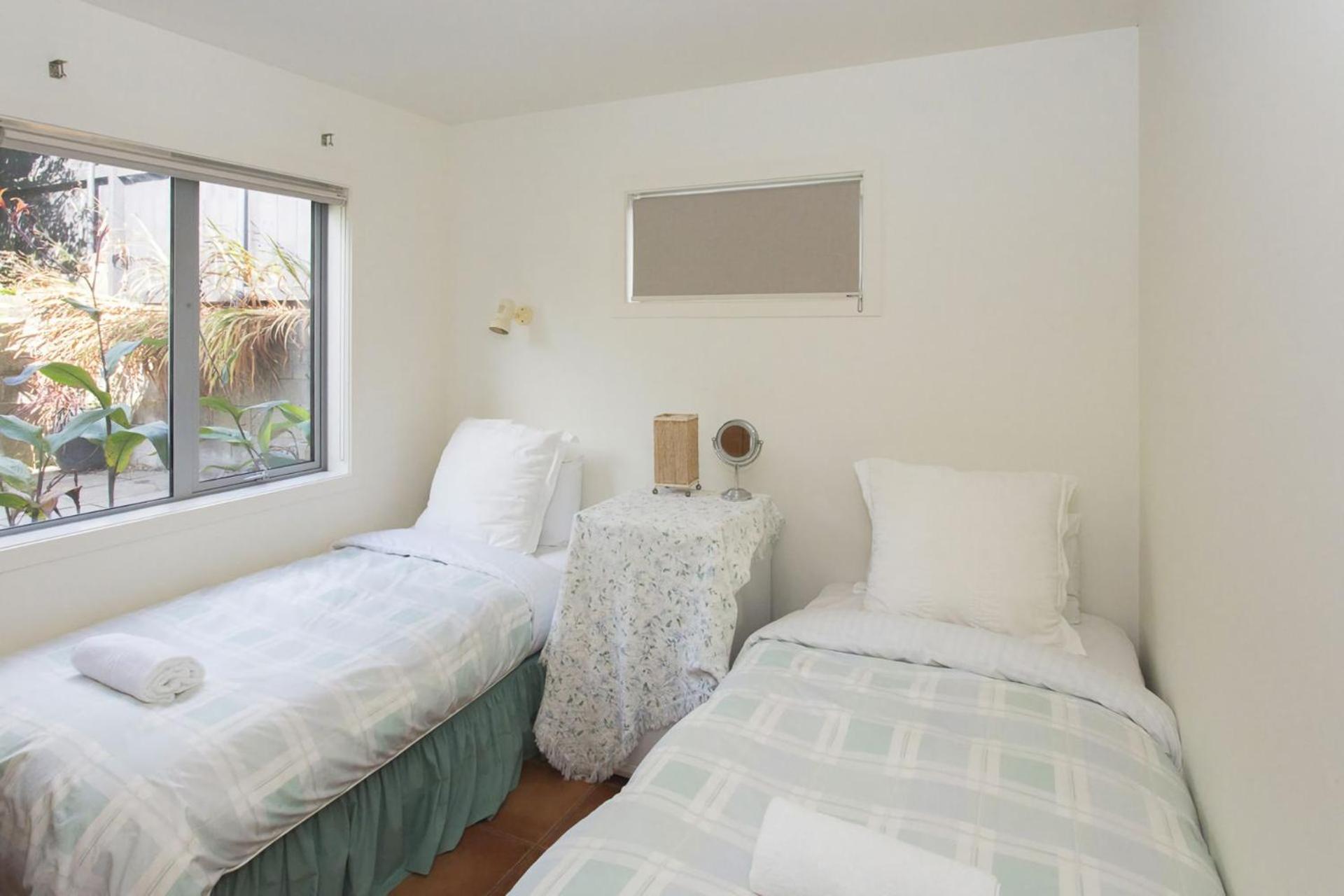 Chester Cottage Beachfront Oakura Bagian luar foto