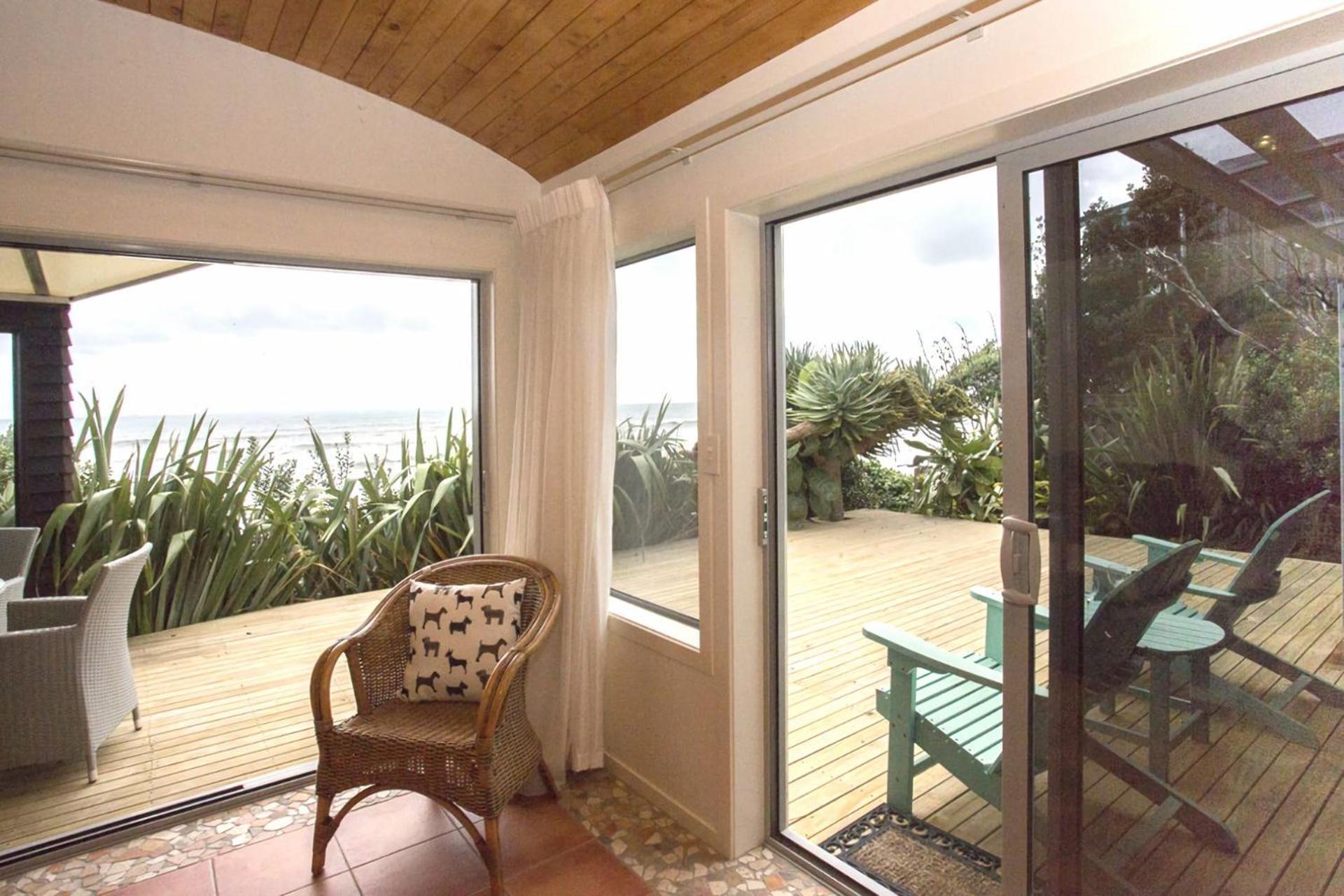 Chester Cottage Beachfront Oakura Bagian luar foto